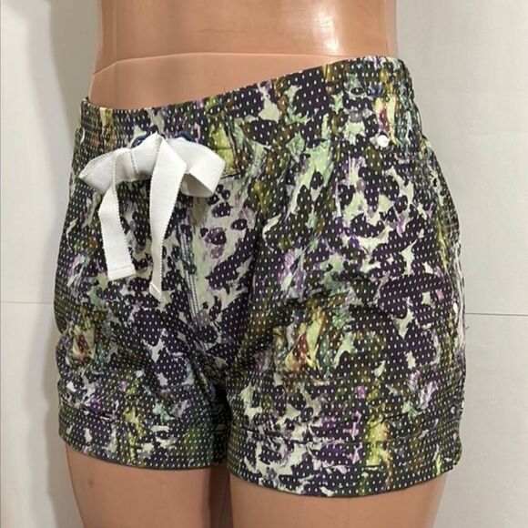 Lululemon Spring Break Away Short in Floral Sport White Multi - Picture 8 of 12